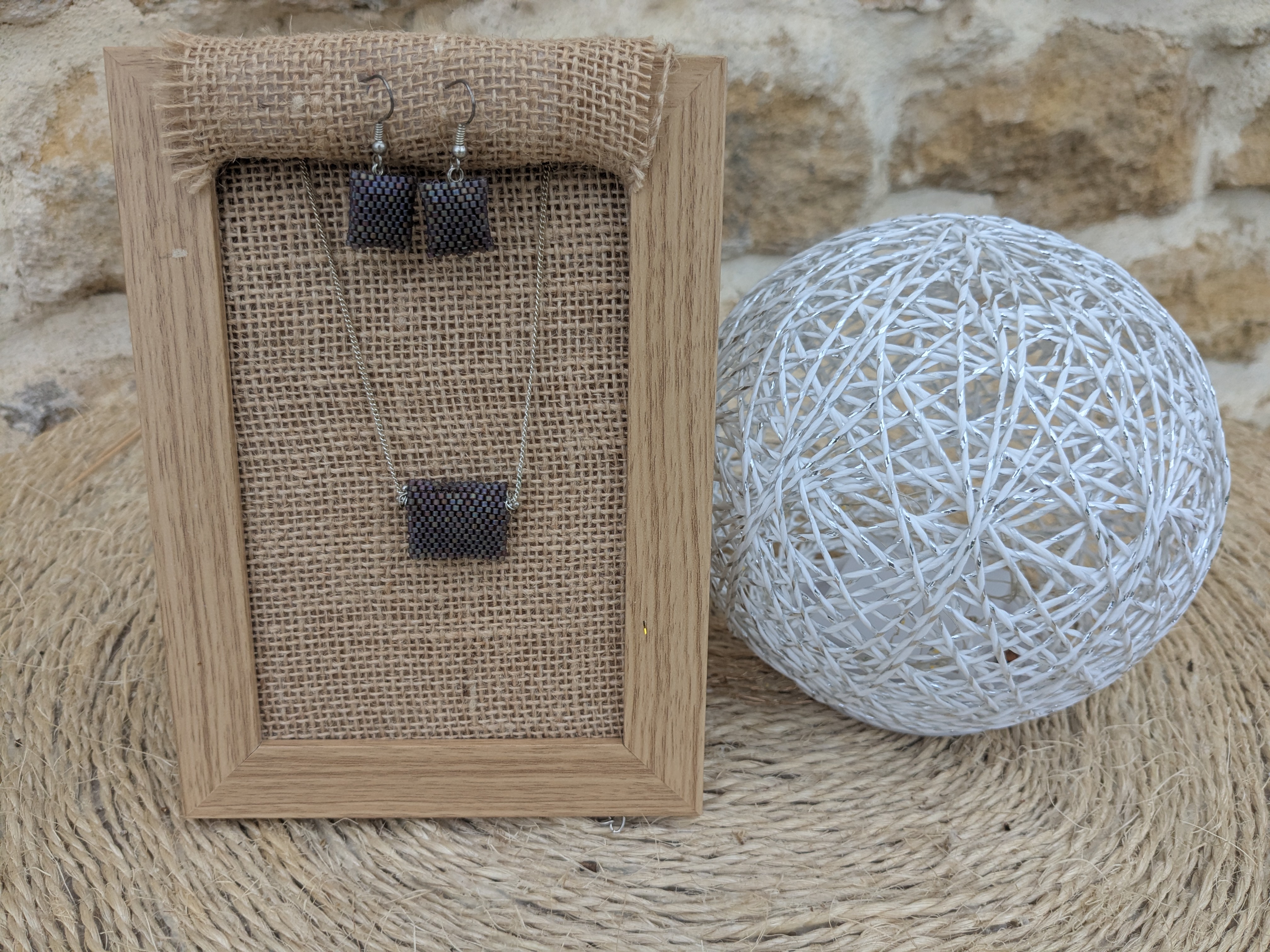 Parure carré en perles tissées foncées