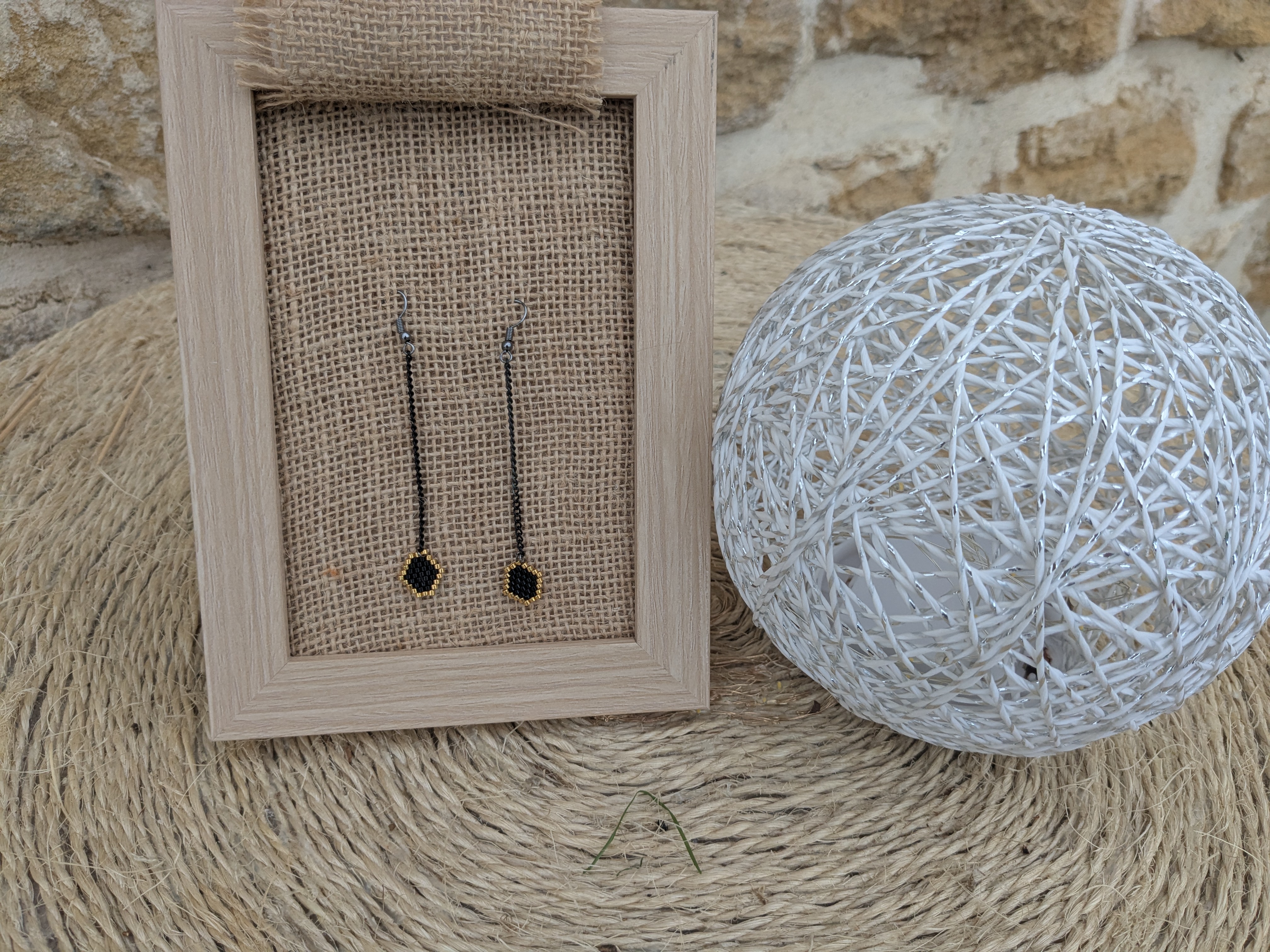 Boucle d'oreille pendante noir & or