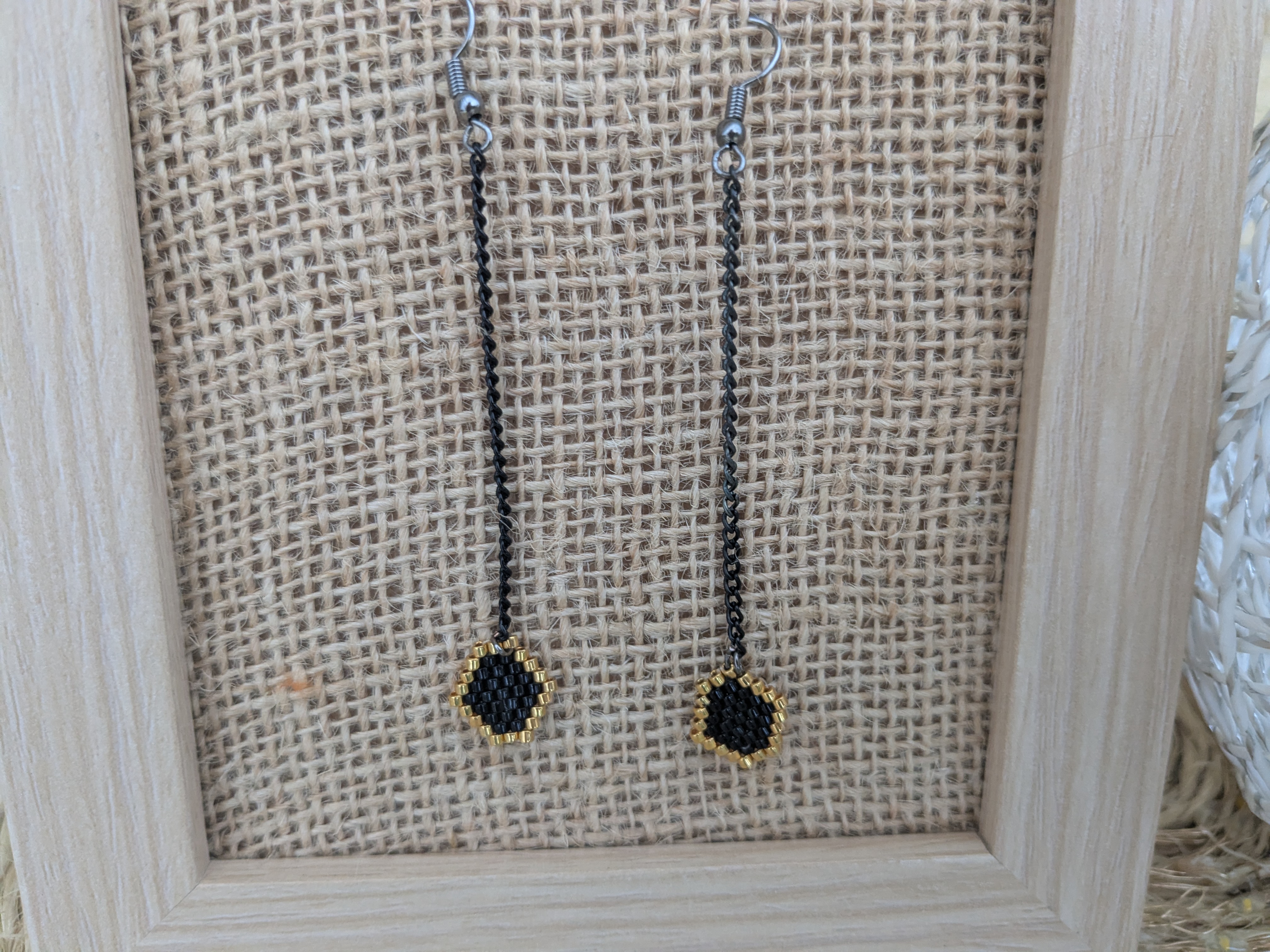 Boucle d'oreille pendante noir & or - Image 2