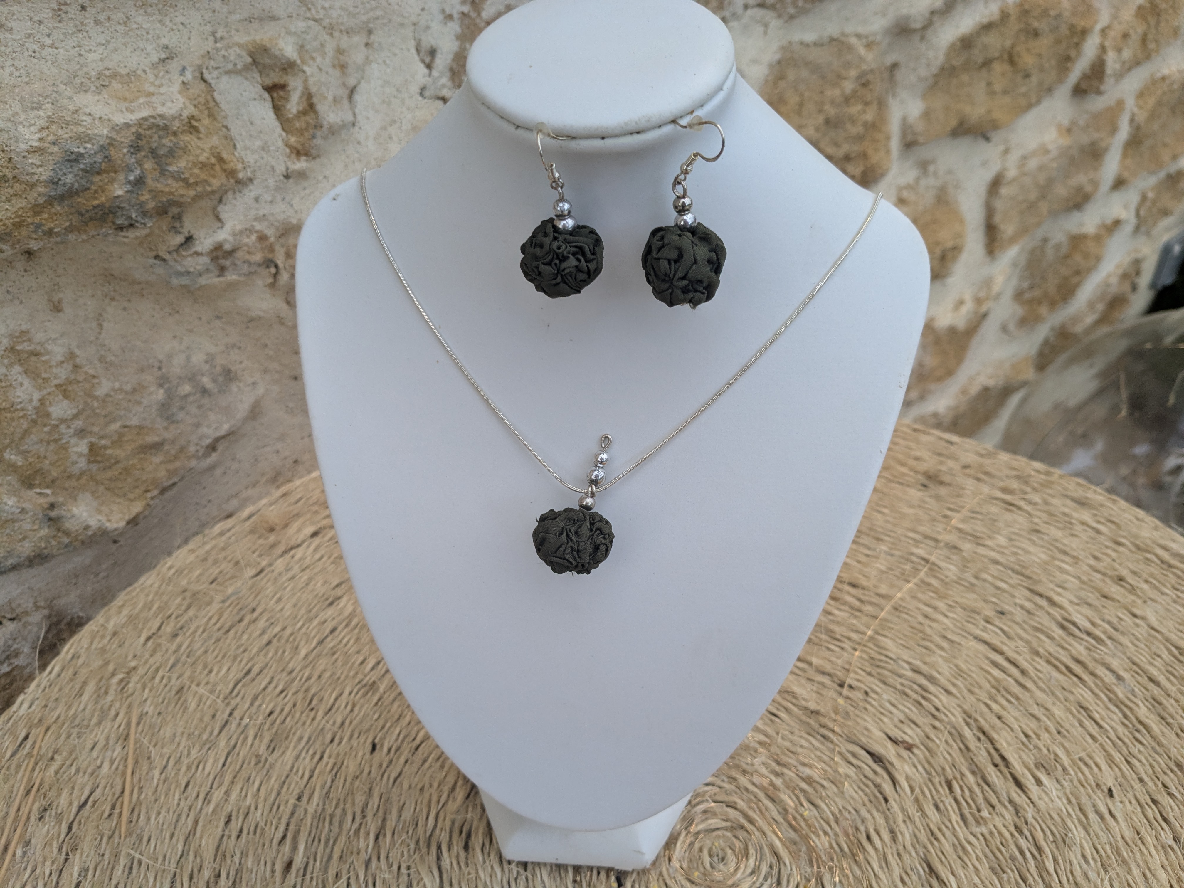 Parure en tissu et métal - Image 2